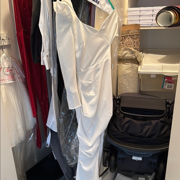 Elisabetta Franchi Elegant White Evening Gown - Picture 1 of 6